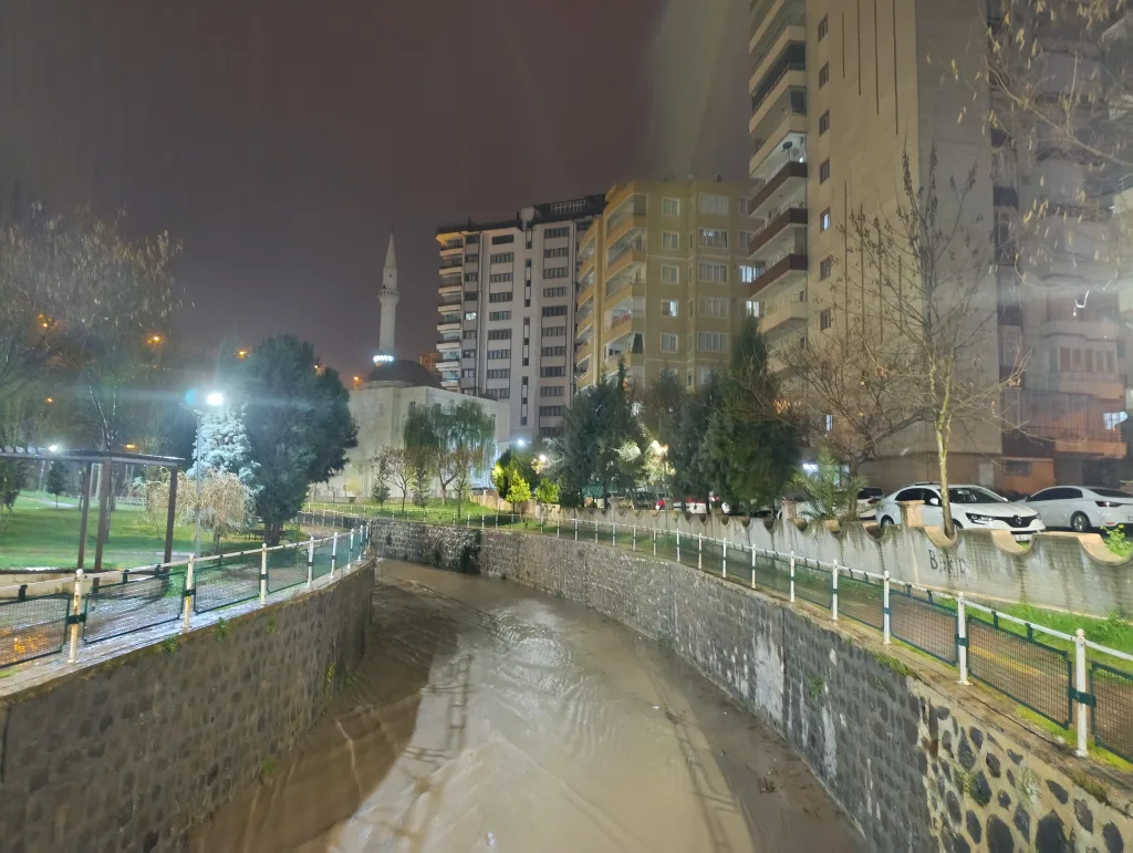 Karaköprü’de sağanak yağış etkili oluyor