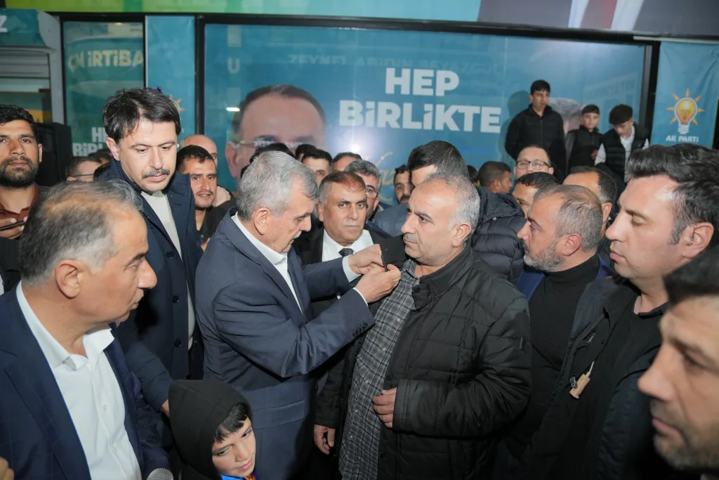 Yeniden Refah Partisinden Ak Parti’ye geçen 39 kişiye rozetlerini Beyazgül taktı
