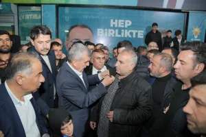 Yeniden Refah Partisinden Ak Parti’ye geçen 39 kişiye rozetlerini Beyazgül taktı