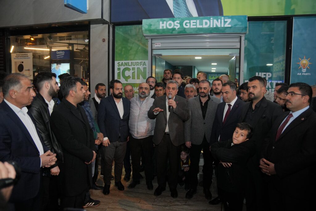 Yeniden Refah’tan ayrılan gruba Ak Parti rozetlerini Zeynel Abidin Beyazgül taktı