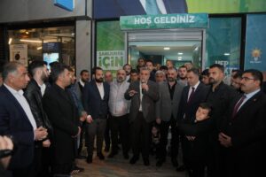 Yeniden Refah’tan ayrılan gruba Ak Parti rozetlerini Zeynel Abidin Beyazgül taktı