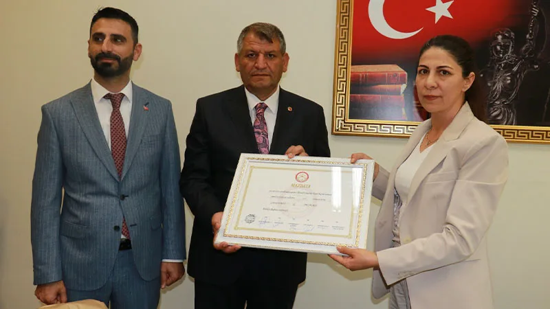 Akçakale belediye başkanı Abdülhakim Ayhan mazbatasını aldı