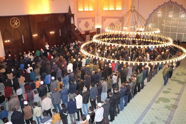 Şanlıurfa’da Ramazan ayının son teravih namazı kılındı