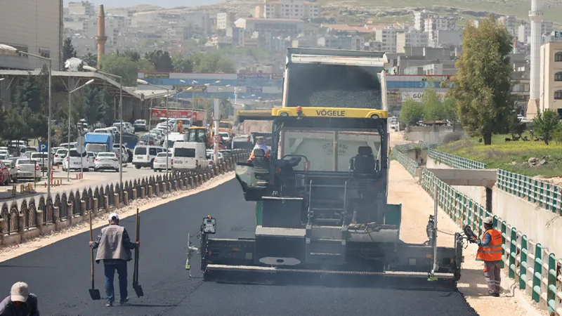 Şanlıurfa Büyükşehir’den Akçakale yolunda asfalt çalışması