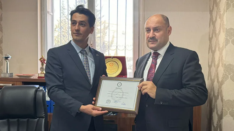 Mehmet Kasım Gülpınar mazbatasını aldı