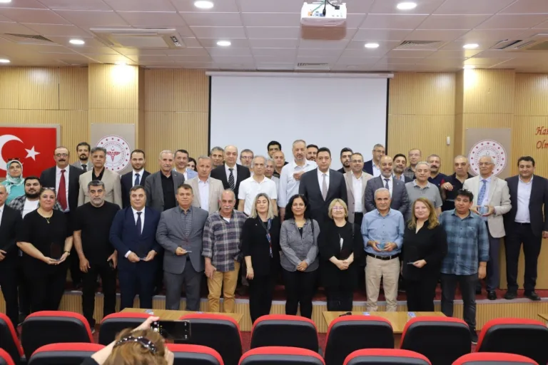 Şanlıurfa’da Meslekte 25 yılını tamamlayan aile hekimlerine plaket verildi