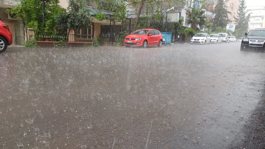 Şanlıurfa’da sağanak ve dolu hayatı felç etti