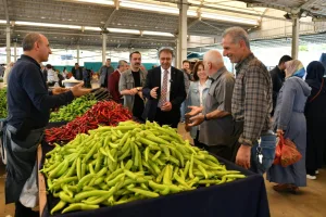 Şanlıurfa Valisi Şıldak, pazar esnafını ziyaret etti