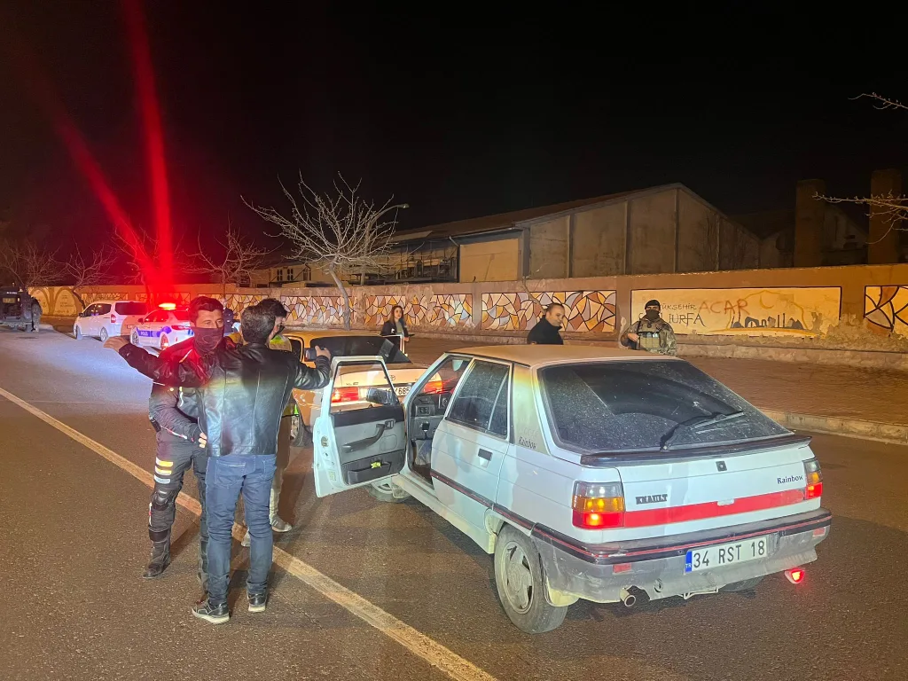 Şanlıurfa’da aranan 8 şahıs yakalandı, Silah ve uyuşturucu ele geçirildi