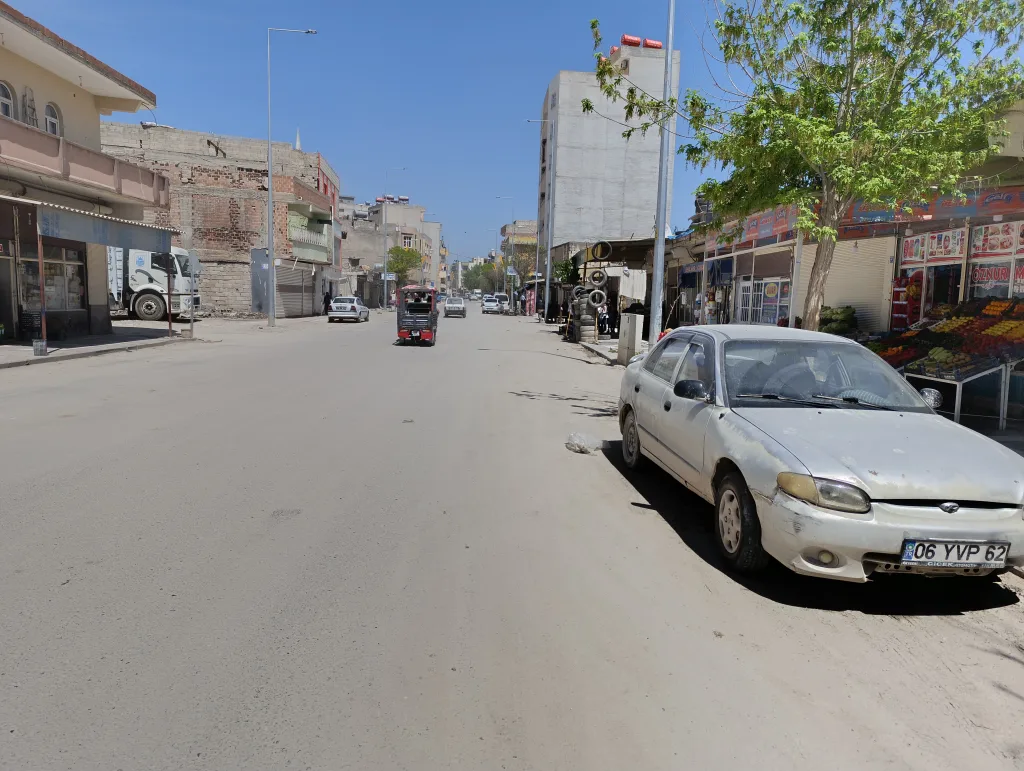 Suruç’ta tozdan esnaf mağdur! Belediye çalışmaları durdu, Şehir merkezi şantiye gibi!