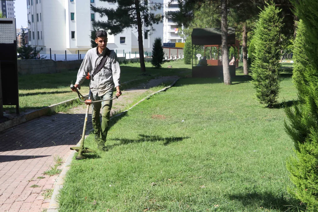 Karaköprü’de Yeşil alanlarda kapsamlı bakım ve onarım