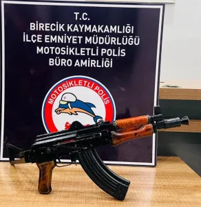 Birecik’te ruhsatsız kalaşnikof ele geçirildi