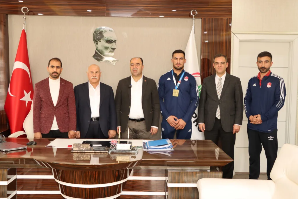 Karaköprü Belediye Başkanı, Kick Boks şampiyonunu ağırladı