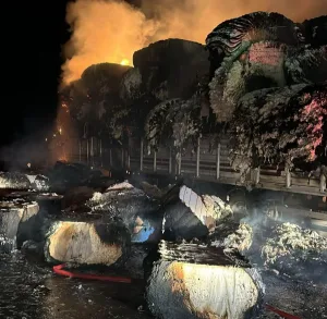 Hilvan’da pamuk yüklü tır alev alev yandı!