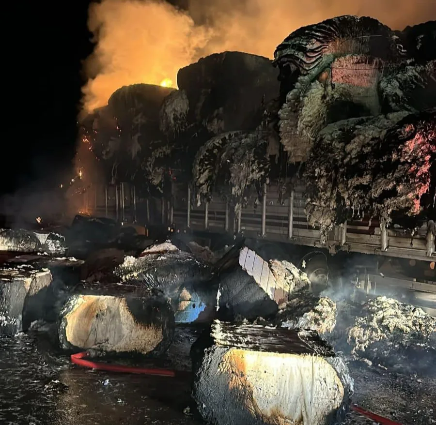 Hilvan’da pamuk yüklü tır alev alev yandı!