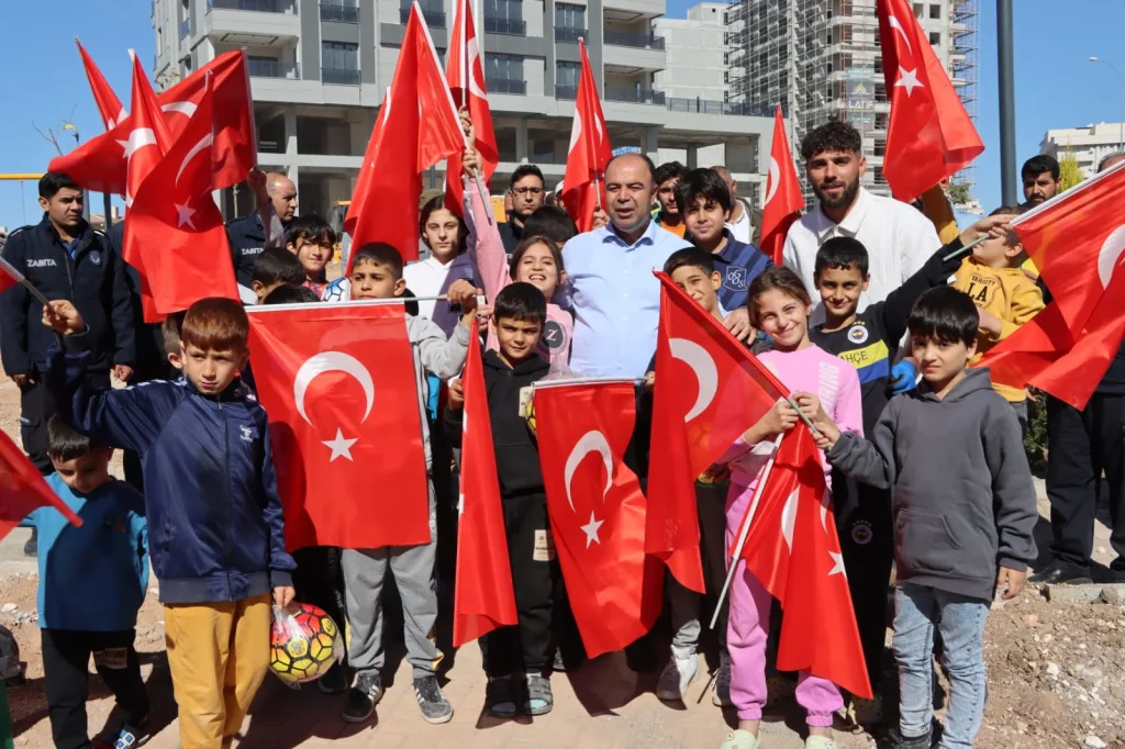 Karaköprü Belediye Başkanı Çocuklarla birlikte ağaç dikti