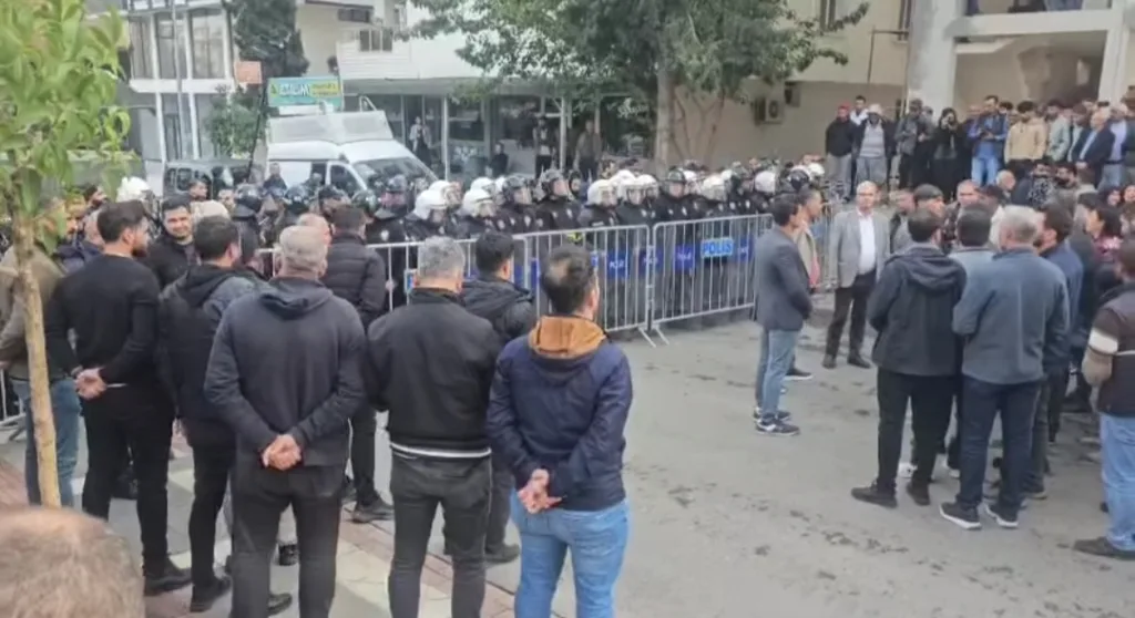 Halfeti’de Kayyum ataması gerginliği: 1’i polis 4 yaralı