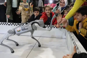 Şanlıurfa Bilim Merkezi Kitap Fuarı’nda göz kamaştırdı! Robot köpek yoğun ilgi gördü