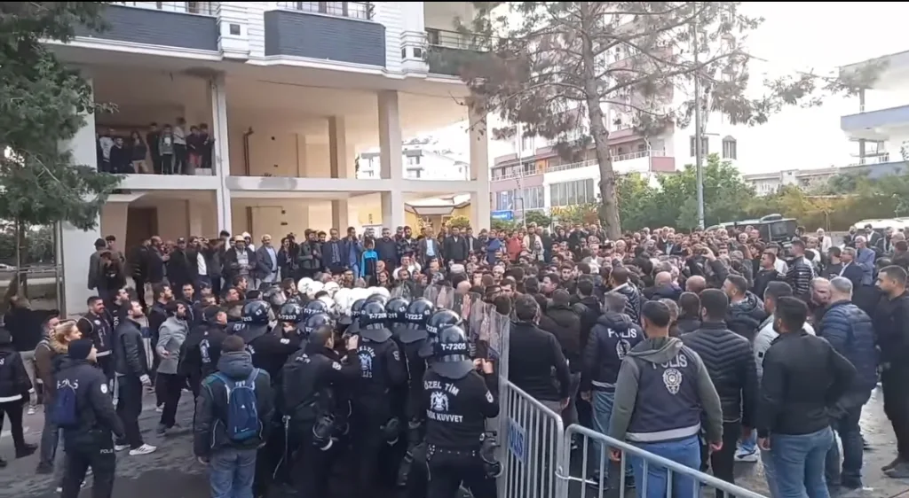 Halfeti’de Kayyum kararına taşlı protesto: 2 polis yaralı
