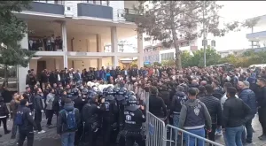 Halfeti’de Kayyum kararına taşlı protesto: 2 polis yaralı
