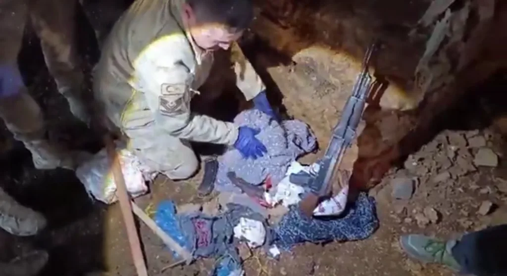 Şanlıurfa’da jandarmadan silah operasyonu: Samanlıkta kalaşnikof bulundu!