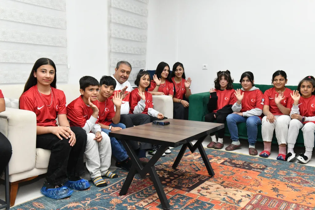 Şanlıurfa Valisi Şıldak çocuklarla milli maç coşkusu yaşadı!