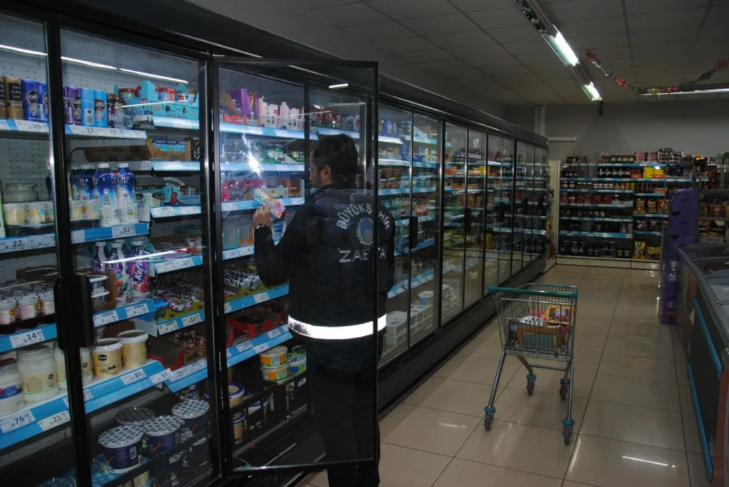 Şanlıurfa’da tarihi geçmiş ürünler reyonlardan toplandı!