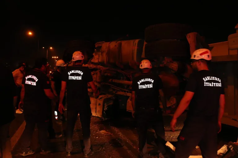 Şanlıurfa-Mardin karayolunda zincirleme kaza: Tır ve 2 otomobil çarpıştı, 3 yaralı