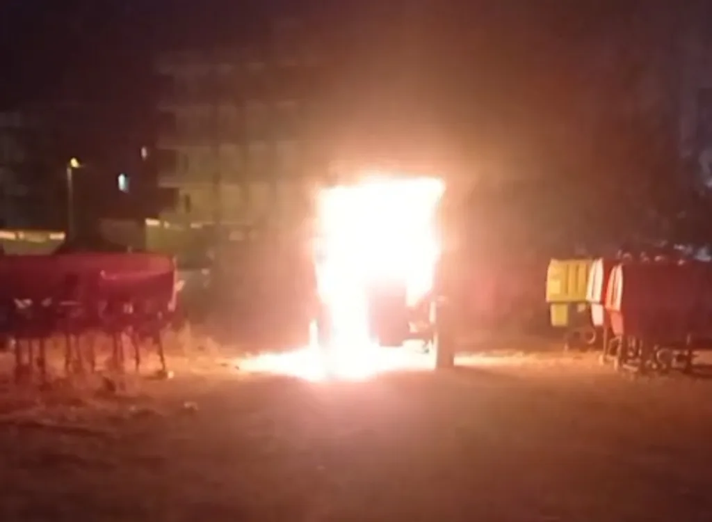 Şanlıurfa’da bir traktör molotof kokteyli atılarak ateşe verildi