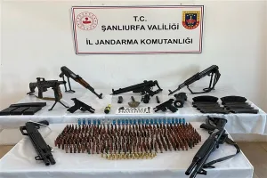 Şanlıurfa’da jandarmadan operasyon: Cephanelik gibi evlerden tarihi eserler de çıktı