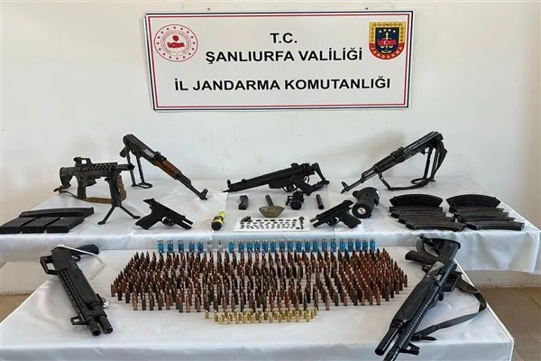 Şanlıurfa’da jandarmadan operasyon: Cephanelik gibi evlerden tarihi eserler de çıktı