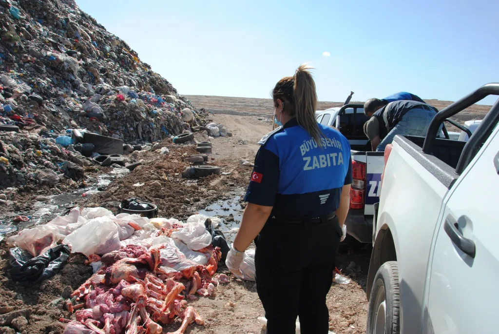 Şanlıurfa’da depolara baskın: Yaklaşık 1 ton bozuk et imha edildi