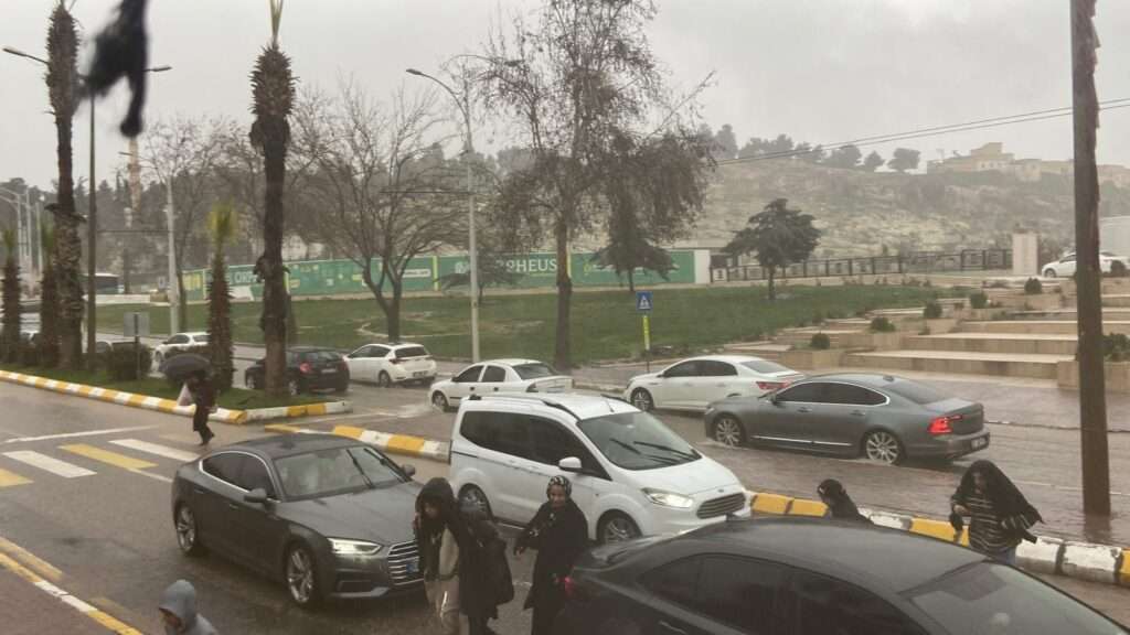 Şanlıurfa’da sağanak ve dolu esir aldı: Sürücüler ve vatandaşlar zor anlar yaşadı