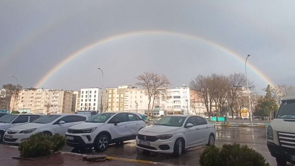 Şanlıurfa’da önce sağanak sonra görsel şölen: Gökyüzünde gökkuşağı sürprizi
