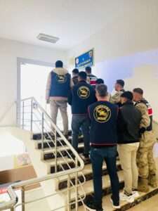 Şanlıurfa’da bağ evi hırsızları yakalandı: Çaldıkları eşyalarla birlikte yakalandılar