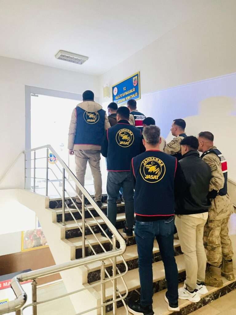 Şanlıurfa’da bağ evi hırsızları yakalandı: Çaldıkları eşyalarla birlikte yakalandılar