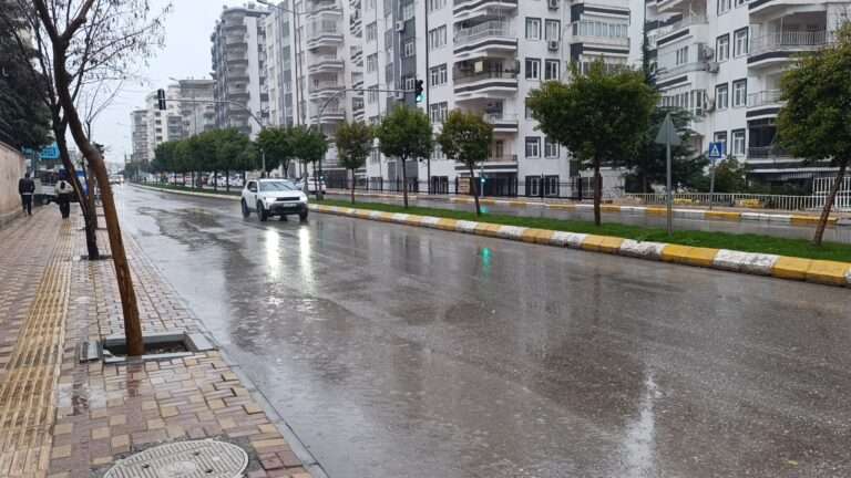 Şanlıurfa’da sağanak yağış: Yollar göle döndü, Vatandaş zor anlar yaşadı